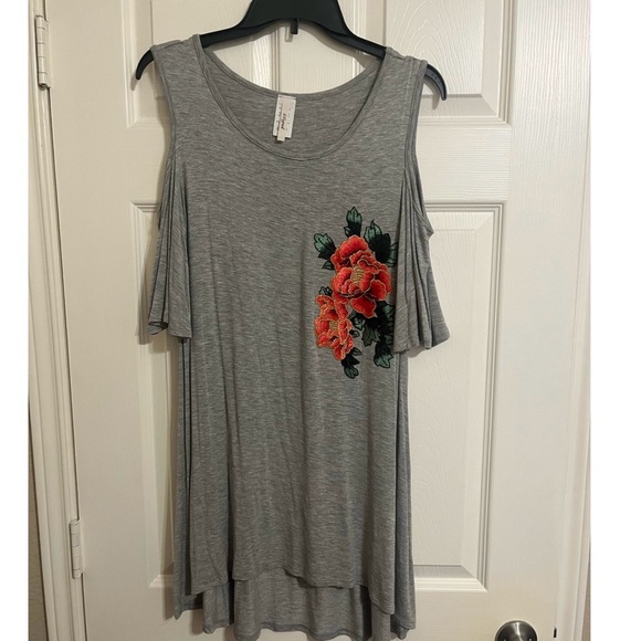 Ladies Gray Cold Shoulder top with rose detail - Picture 1 of 4